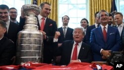 Президент США Дональд Трамп приветствовал в Белом доме команду Washington Capitals, владельца команды Тэда Леонсиса и капитана команды Александра Овечкина, завоевавших Кубок Стенли 2018 года. Вашингтон. 25 марта 2019 года.